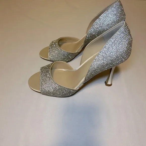 NEW VINCE CAMUTO Aliandry2 Rhinestone Slip On Heels Sandals Women’s, Size 8.5M