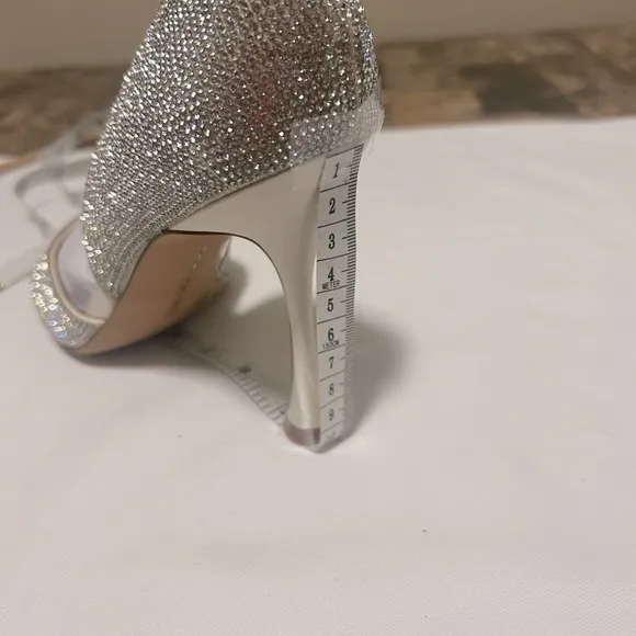 NEW VINCE CAMUTO Aliandry2 Rhinestone Slip On Heels Sandals Women’s, Size 8.5M