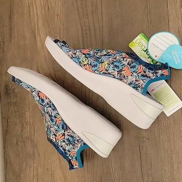 NEW Washable Bzees Secret Wedge Heel Slip On Tropical Leaf Print Sandals…