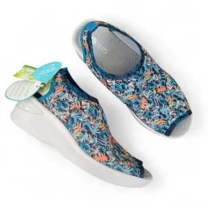 NEW Washable Bzees Secret Wedge Heel Slip On Tropical Leaf Print Sandals…