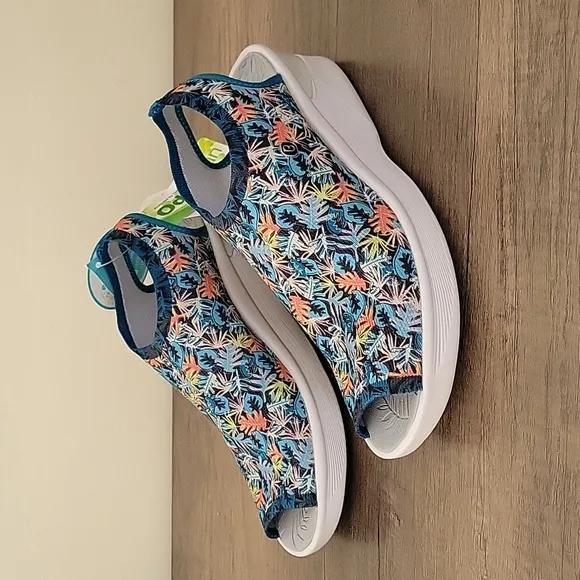 NEW Washable Bzees Secret Wedge Heel Slip On Tropical Leaf Print Sandals…