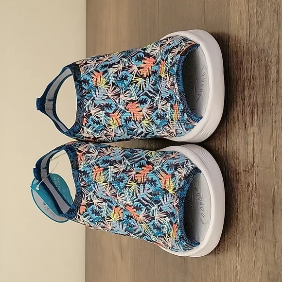 NEW Washable Bzees Secret Wedge Heel Slip On Tropical Leaf Print Sandals…