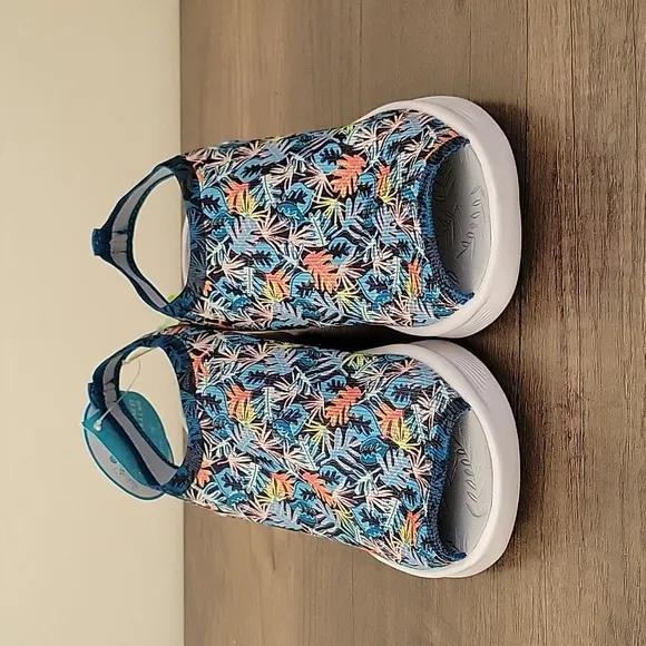 NEW Washable Bzees Secret Wedge Heel Slip On Tropical Leaf Print Sandals…