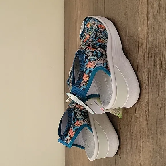 NEW Washable Bzees Secret Wedge Heel Slip On Tropical Leaf Print Sandals…
