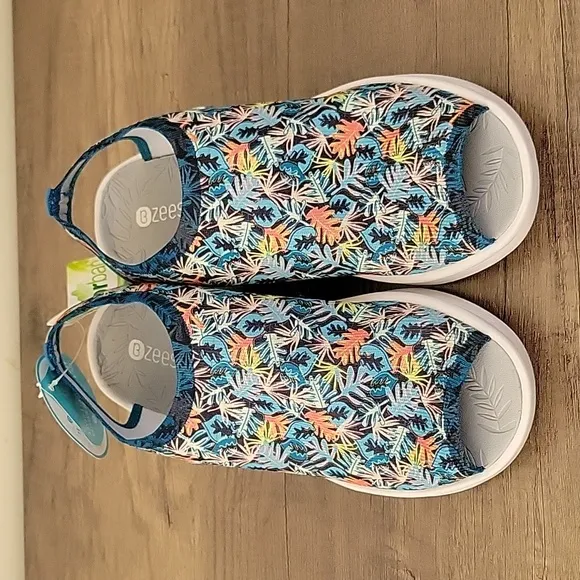 NEW Washable Bzees Secret Wedge Heel Slip On Tropical Leaf Print Sandals…
