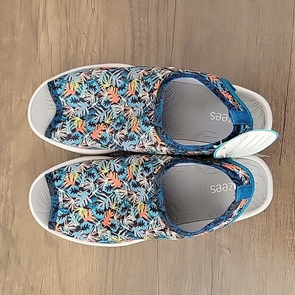 NEW Washable Bzees Secret Wedge Heel Slip On Tropical Leaf Print Sandals…