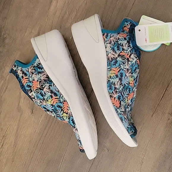 NEW Washable Bzees Secret Wedge Heel Slip On Tropical Leaf Print Sandals…