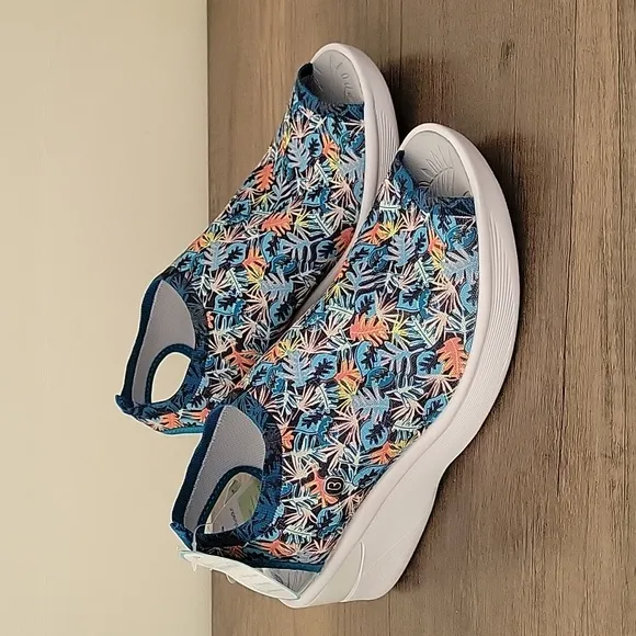 NEW Washable Bzees Secret Wedge Heel Slip On Tropical Leaf Print Sandals…