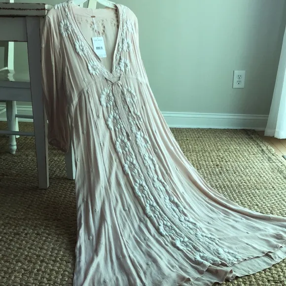 New with Tag : Free People Embroidered Fable Midi Dress. Size Medium