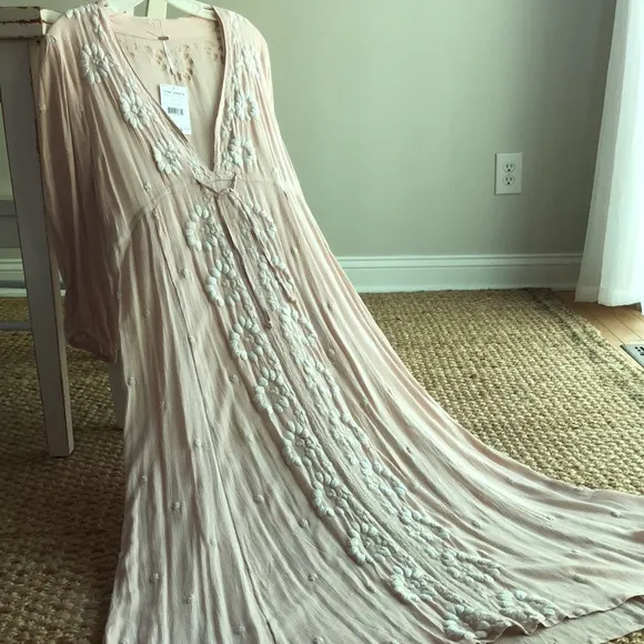 New with Tag : Free People Embroidered Fable Midi Dress. Size Medium