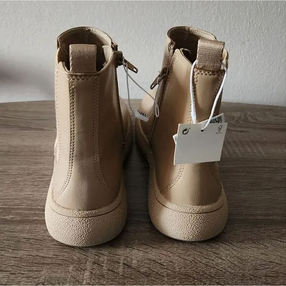 NEW ZARA BOOTS WITH ZIPPER .NWT ALL WEATHER. GREIT NEUTRAL COLOR SIZE 37.