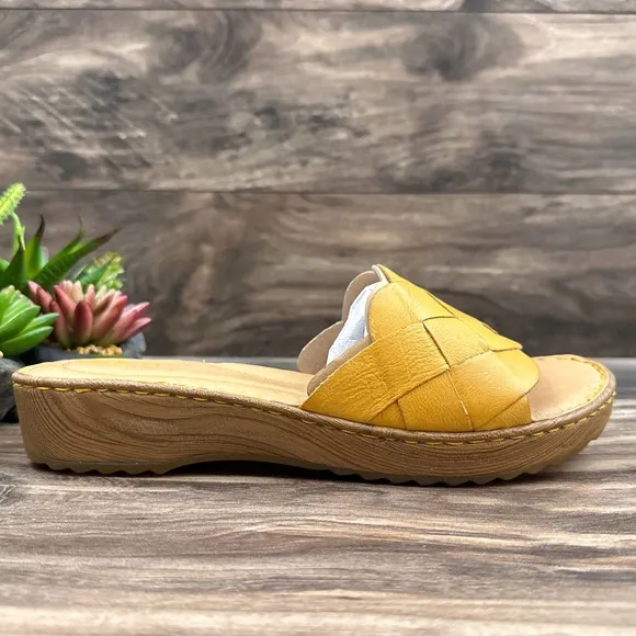 NIB Born Aleah 9M 40.5 Yellow Leather Slide Sandals