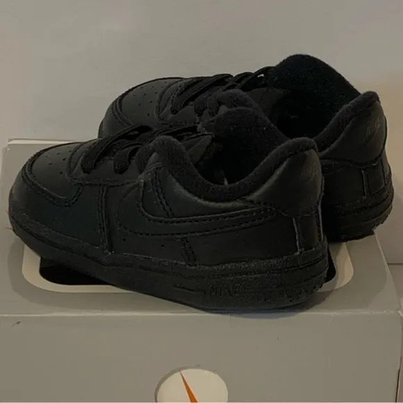 NIB. NIKE Force 1 Crib Booties