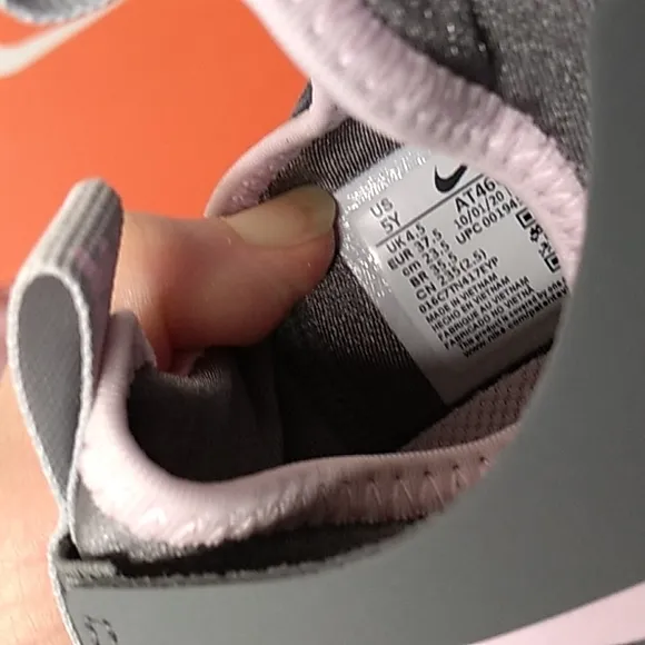 NIB Nike Youth Flex Runner grey pink size  shoes size 5Y
