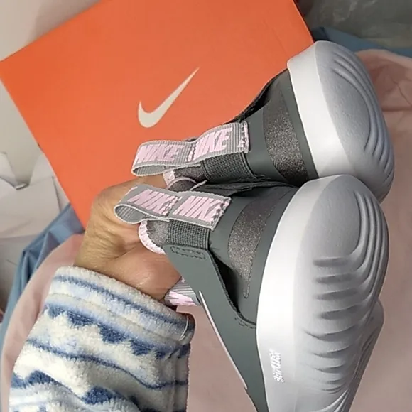 NIB Nike Youth Flex Runner grey pink size  shoes size 5Y