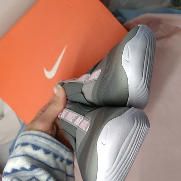 NIB Nike Youth Flex Runner grey pink size  shoes size 5Y