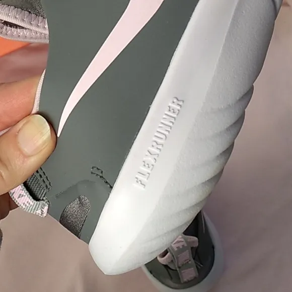 NIB Nike Youth Flex Runner grey pink size  shoes size 5Y