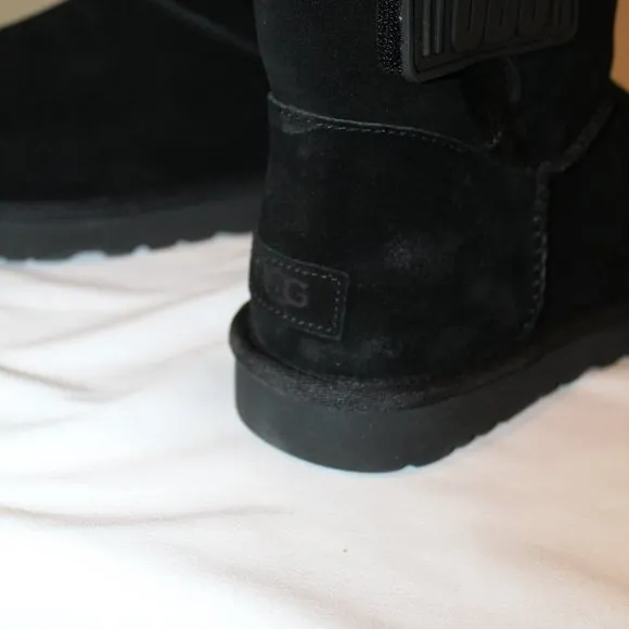 NIB‎ UGG LOGO STRAP MINI SUEDE SHEARLING LINED ANKLE BOOTS BLACK