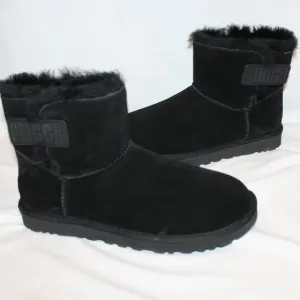 NIB‎ UGG LOGO STRAP MINI SUEDE SHEARLING LINED ANKLE BOOTS BLACK