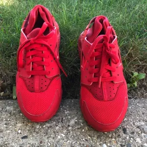 Nike Air Huarache Triple Red Run Shoes