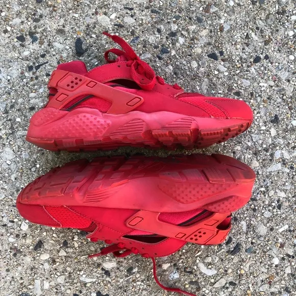 Nike Air Huarache Triple Red Run Shoes