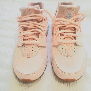 NIKE Air Hurache Women's Zs. 7 Light Pink