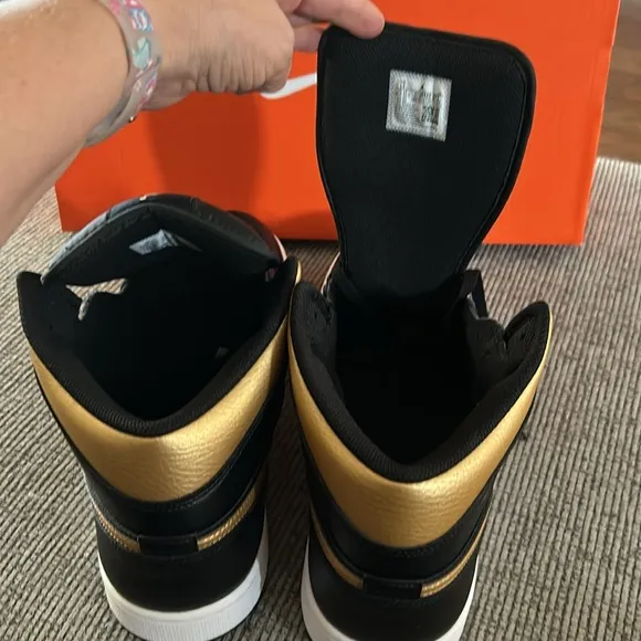 Nike air Jordan 1 Mid Basketball Shoes black gold size 13 NEW in wrong box