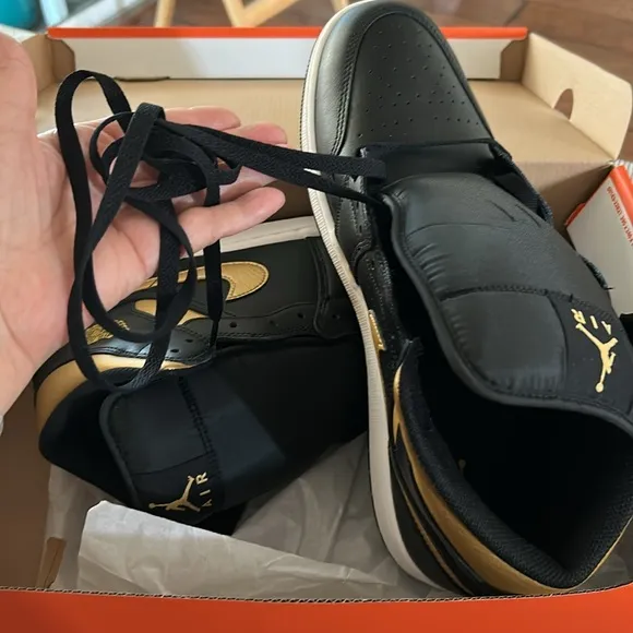 Nike air Jordan 1 Mid Basketball Shoes black gold size 13 NEW in wrong box