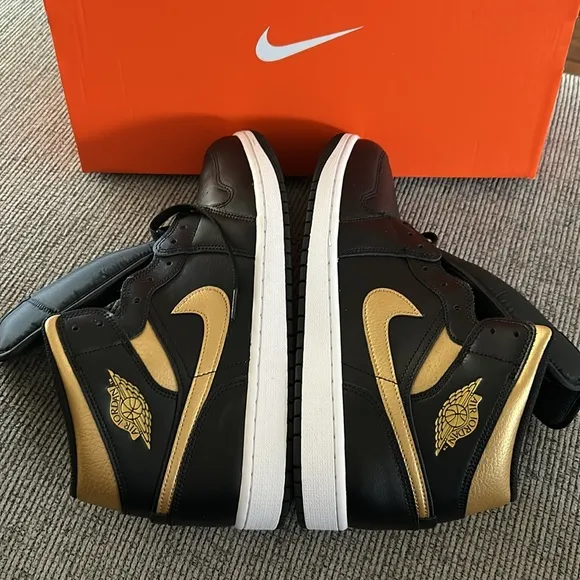 Nike air Jordan 1 Mid Basketball Shoes black gold size 13 NEW in wrong box