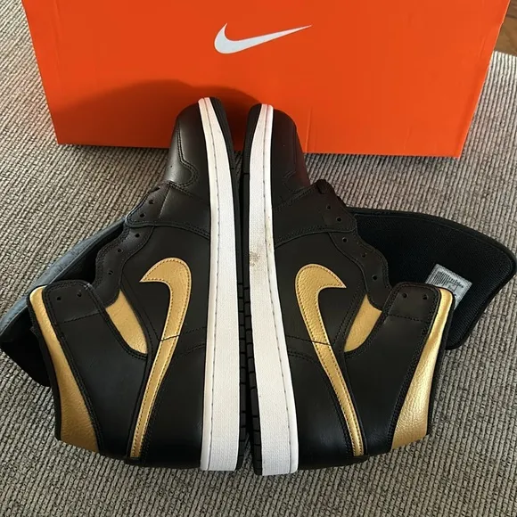 Nike air Jordan 1 Mid Basketball Shoes black gold size 13 NEW in wrong box