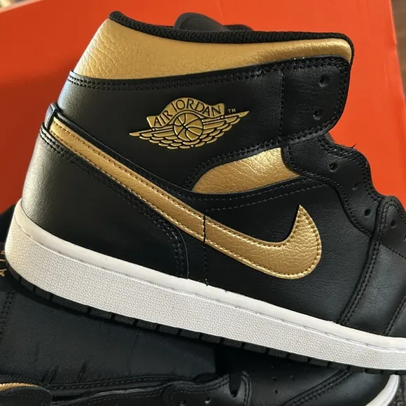 Nike air Jordan 1 Mid Basketball Shoes black gold size 13 NEW in wrong box