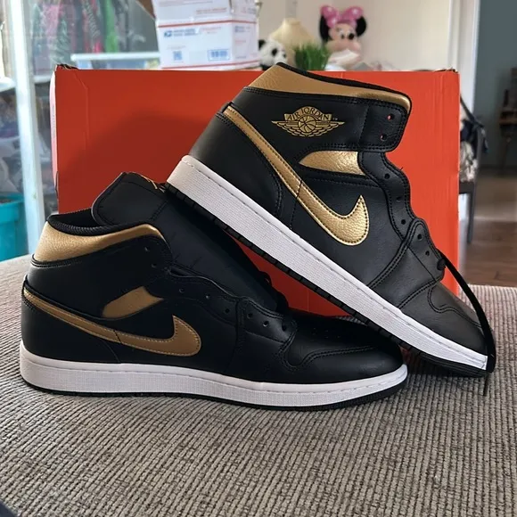 Nike air Jordan 1 Mid Basketball Shoes black gold size 13 NEW in wrong box