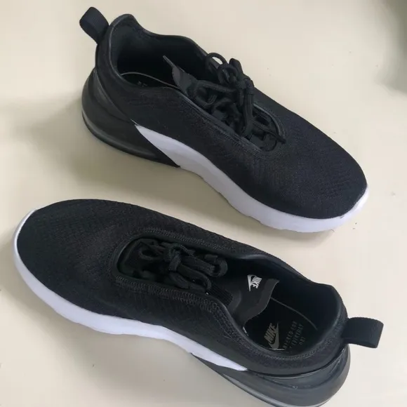 Nike Air Max Motion 2 Woman shoes size 7