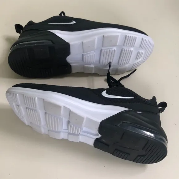 Nike Air Max Motion 2 Woman shoes size 7