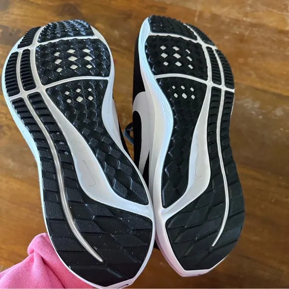 Nike Air Zoom Pegasus 40 black white running athletic shoes ladies 9‎ NWOB
