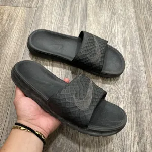 Nike Benassi Solarsoft Sandals Slides Size 9 Black Slippers On 705474-091
