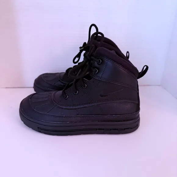 Nike Black Weather-Resistant Boots for Outdoor Durability