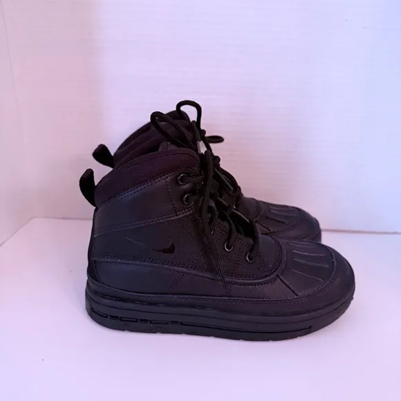 Nike Black Weather-Resistant Boots for Outdoor Durability
