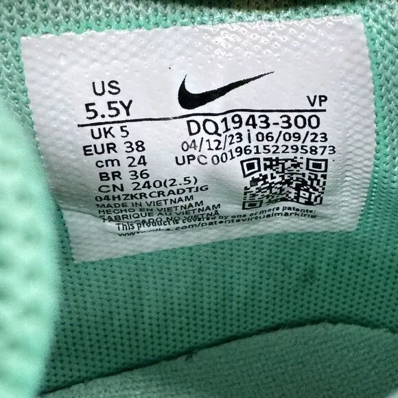 Nike Boys Giannis Immortality 2 DQ1943-300 Green Basketball Shoes Size 5.5Y EUC
