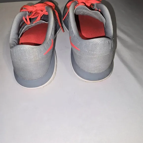 Nike FS Lite Run 2 Women’s Size 8 Gray/Hot Pink
