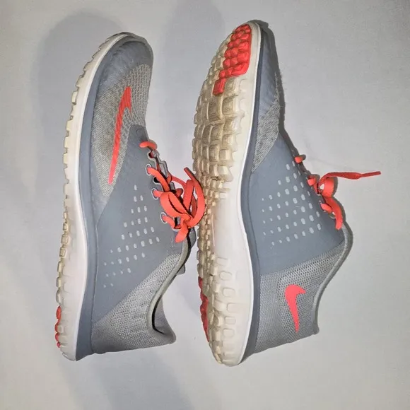 Nike FS Lite Run 2 Women’s Size 8 Gray/Hot Pink