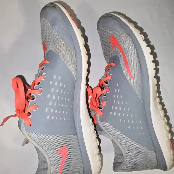Nike FS Lite Run 2 Women’s Size 8 Gray/Hot Pink