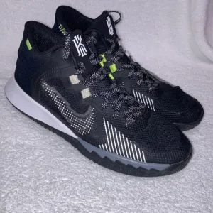 Nike KYRIE FLYTRAP black anthracite basketball sneaker shoe 6.5y