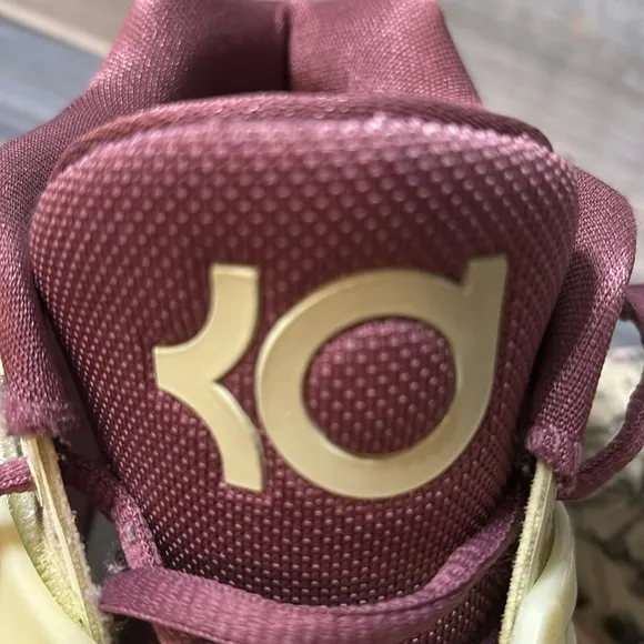 Nike Men’s KD 14 NRG shoes with glow in the dark size 6 CW3935-300