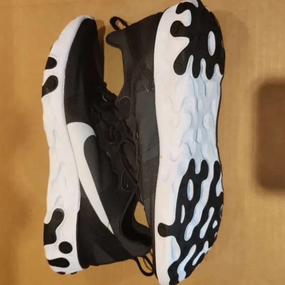 Nike React element 55 men's size 8 black