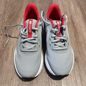Nike Revolution 5 GS Shoes - Smoke Grey/University Red - US 5Y