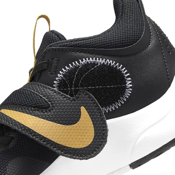 Nike Team Hustle D 11 Size 5Y Black/White/Gold