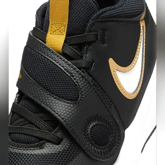 Nike Team Hustle D 11 Size 5Y Black/White/Gold
