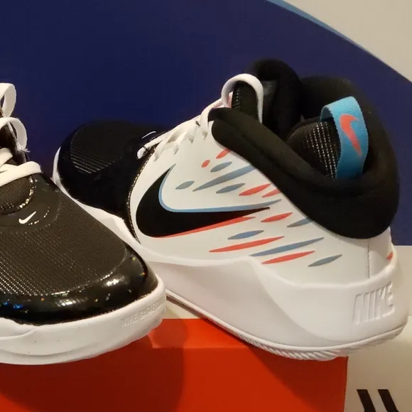 Nike Team Hustle D 9 Light Kids 3.5y
