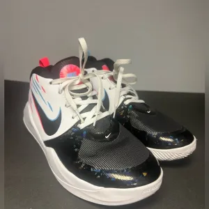 Nike Team Hustled D 9 Light, Basketball Shoes, Size:7Y, Pre-Owned Good condition